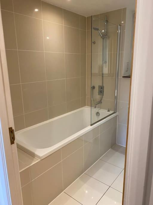 Modern Apartment, Fistral Beach New Quay Exteriör bild